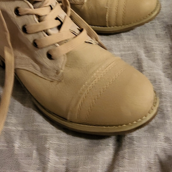 Wanted Shoes Women's  Beige Boots Size 9 like new combat lace up ankle - Picture 8 of 9
